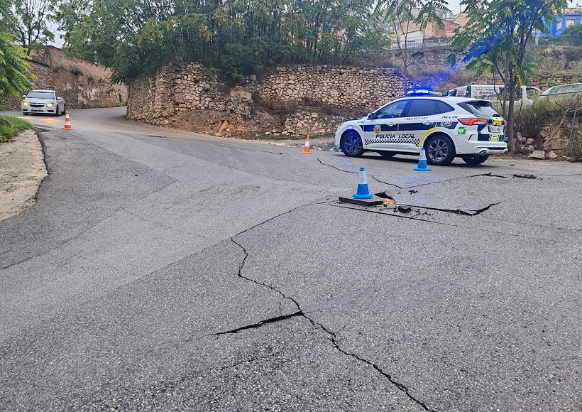 Tallen el carrer Calderón davant el risc que es desplaçament el paviment