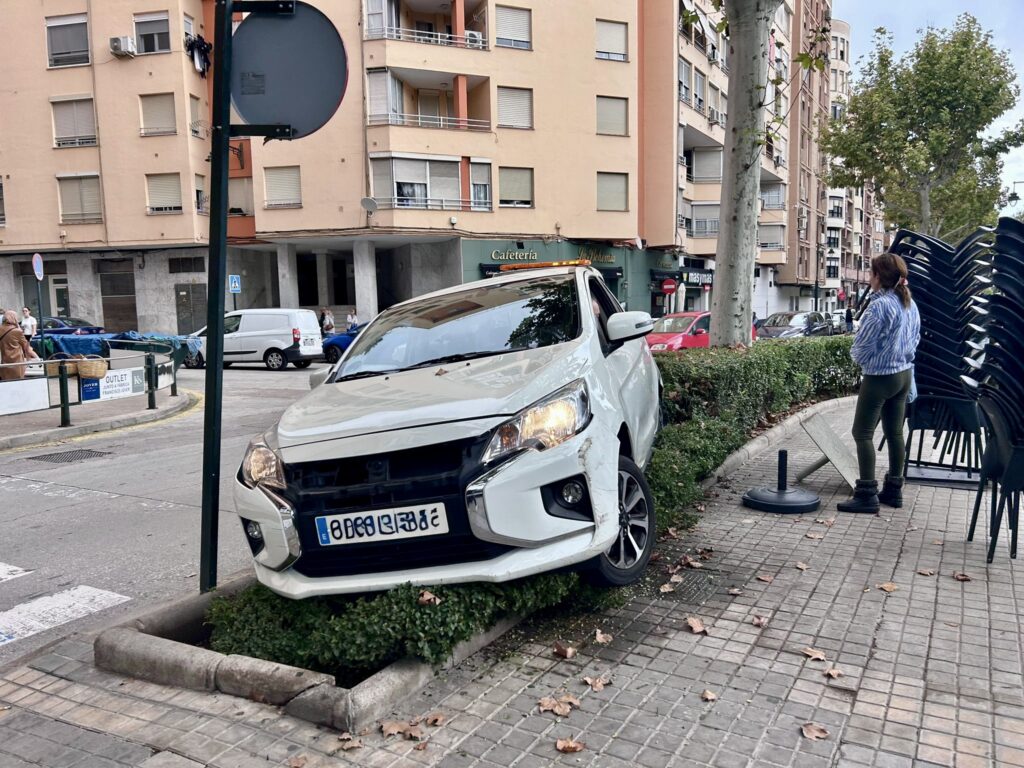 Un vehicle perd el control i es puja a la tanca de l'Avinguda Hispanitat