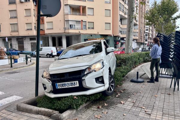 Un vehicle perd el control i es puja a la tanca de l'Avinguda Hispanitat