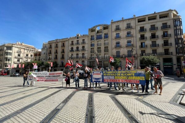 Trabajadores de La Alcoyana llevan sus peticiones al Pleno municipal