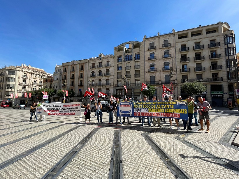 Trabajadores de La Alcoyana llevan sus peticiones al Pleno municipal