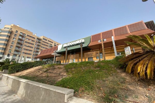 Guanyar pide que el antiguo edificio de McDonald’s sea otra vez zona verde