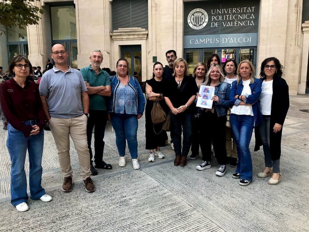 Centres i famílies es planten davant la UA per la supressió de la selectivitat a Alcoi