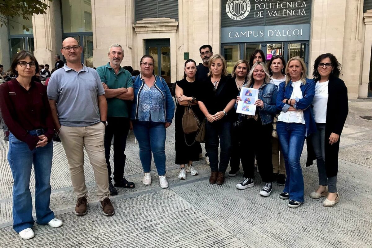 Centres i famílies es planten davant la UA per la supressió de la selectivitat a Alcoi