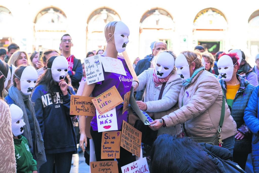 Alcoi va mostrar la seua repulsa a la violència en un emocionant i reivindicatiu 25N