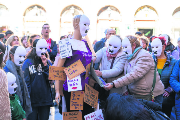Alcoi va mostrar la seua repulsa a la violència en un emocionant i reivindicatiu 25N