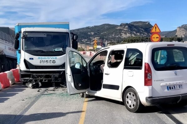Retenciones en el acceso sur de Alcoy tras un accidente entre un camión y una furgoneta