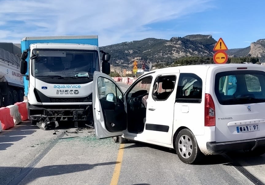 Retencions en l'accés sud d'Alcoi després d'un accident entre un camió i una furgoneta