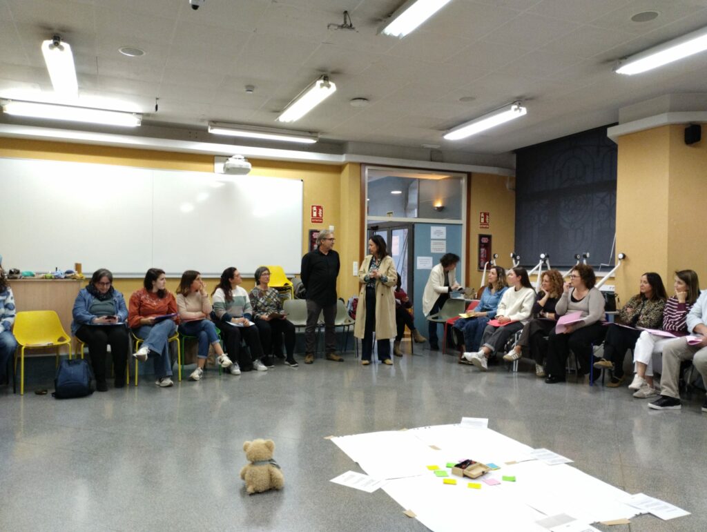 La comunidad educativa de Alcoy se forma en la protección y promoción de los derechos de la infancia