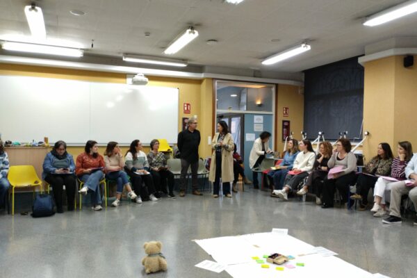 La comunidad educativa de Alcoy se forma en la protección y promoción de los derechos de la infancia