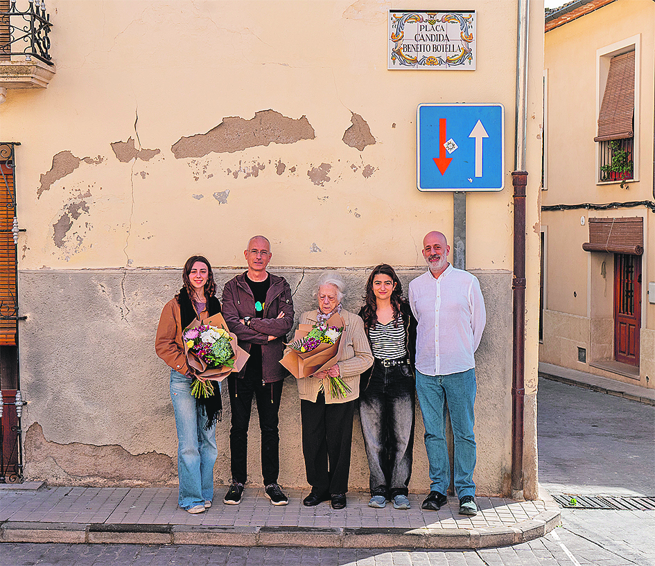 Benillup dedica la seua plaça principal a la matrona Càndida Beneito