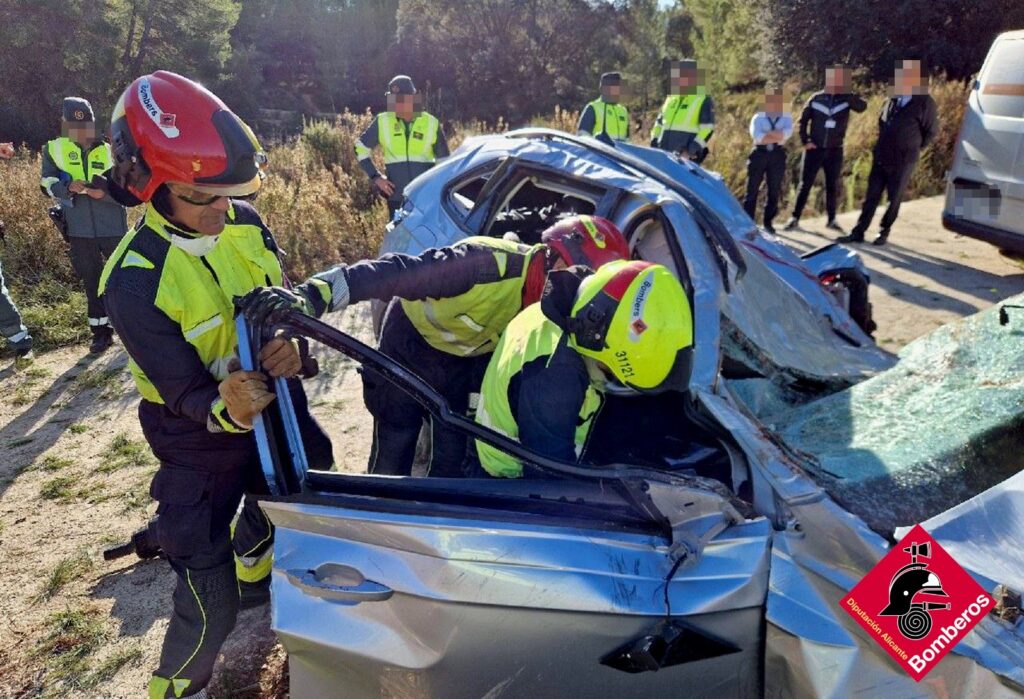 Fallece un hombre al chocar su coche contra un árbol en el camino La Devesa de Ibi