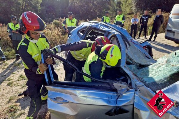 Fallece un hombre al chocar su coche contra un árbol en el camino La Devesa de Ibi