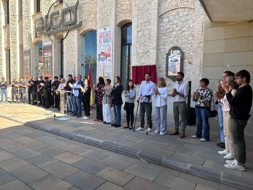 Las poblaciones recuerdan con emoción a las víctimas de la DANA