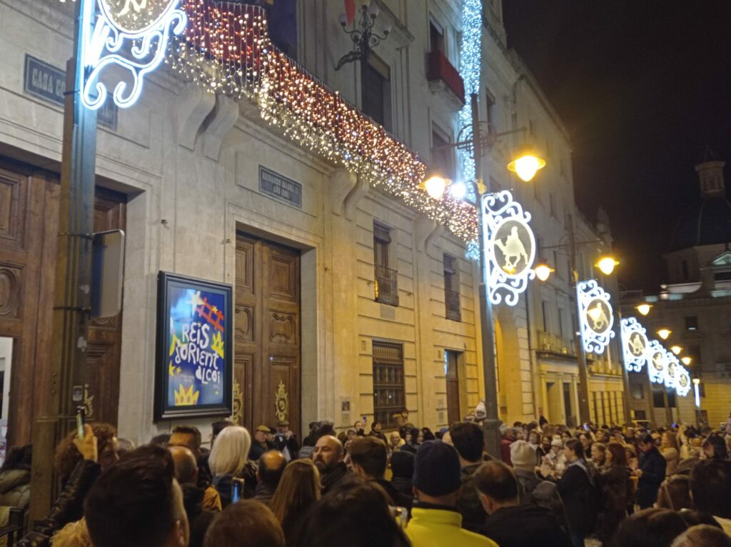 Alcoy se ilumina con 300 puntos decorativos