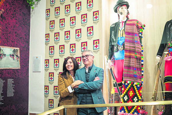 La filà Andaluces compta amb una nova vitrina i un mural