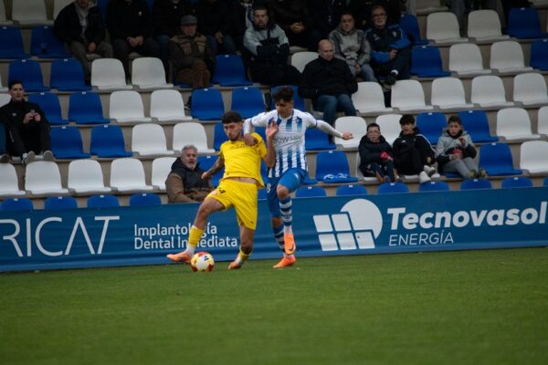 Rubén Catalá pelea un balón ante un jugador del Girona B. Foto Nhoa Sánchez