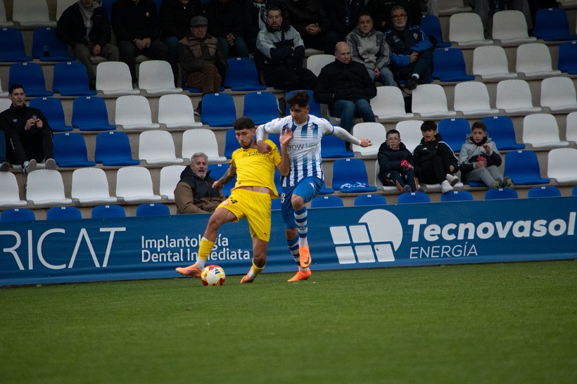 Rubén Catalá pelea un balón ante un jugador del Girona B. Foto Nhoa Sánchez