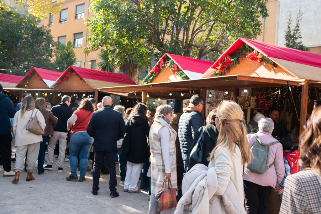 La Glorieta acomiada aquest dilluns el primer tram del Mercat de Nadal amb gran afluència de públic