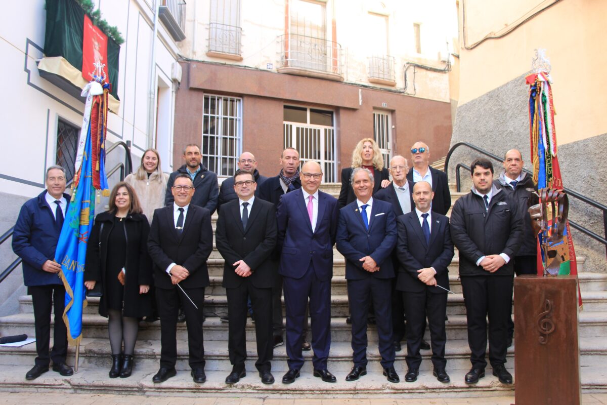 Un bust recorda a Banyeres el músic Godofredo Garrigues