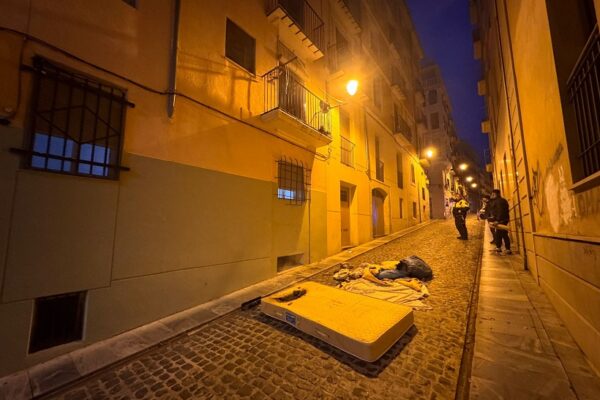 Un joven socorre a una mujer en el incendio de una vivienda de la calle Sant Josep