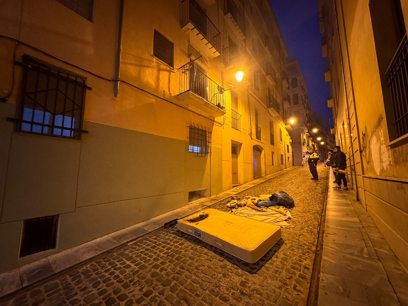 Un jove socorre una dona en l’incendi d’un habitatge del carrer Sant Josep