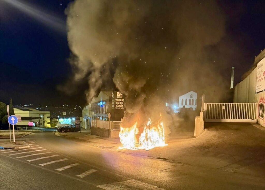 Un incendi calcina una furgoneta en la Beniata sense causar ferits