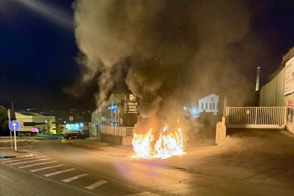 Un incendi calcina una furgoneta en la Beniata sense causar ferits