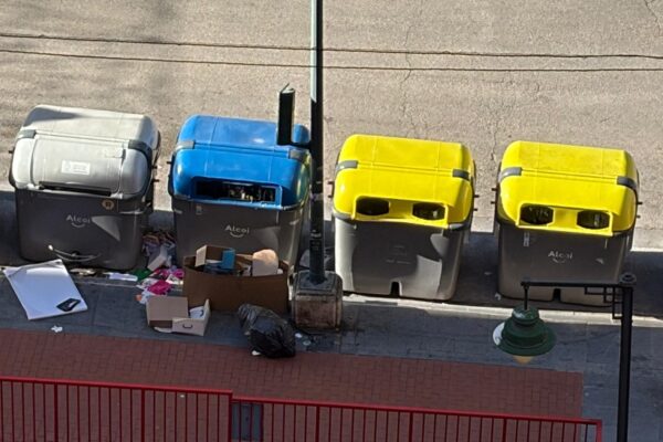 “Indignació” per l'apilament de brossa