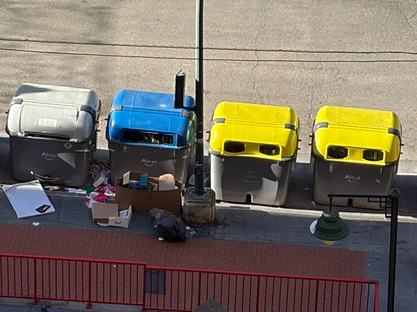 “Indignació” per l'apilament de brossa