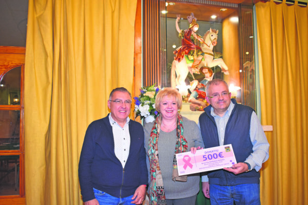 Acción benéfica de la filà Domingo Miques a favor de la Asociación Contra el Cáncer