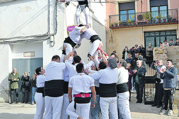 La Colla Penyeta Blanca brilla en la inauguració de la Fira de Santa Llúcia de Penàguila