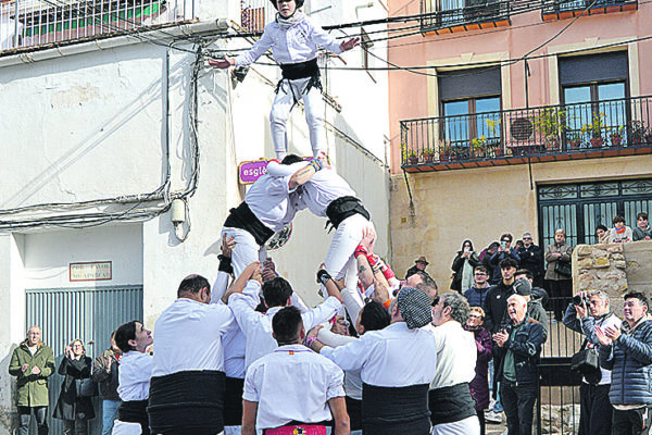 La Colla Penyeta Blanca brilla en la inauguración de la Fira de Santa Llúcia de Penáguila
