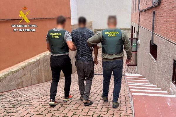 Detingut per sis robatoris amb força en vehicles a Biar