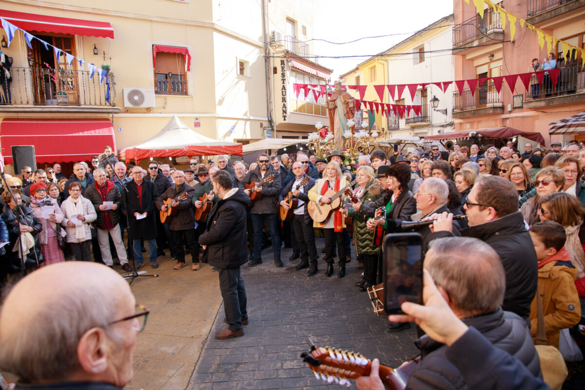 Muro ultima els preparatius per a la Fireta de Sant Antoni mirant al cel