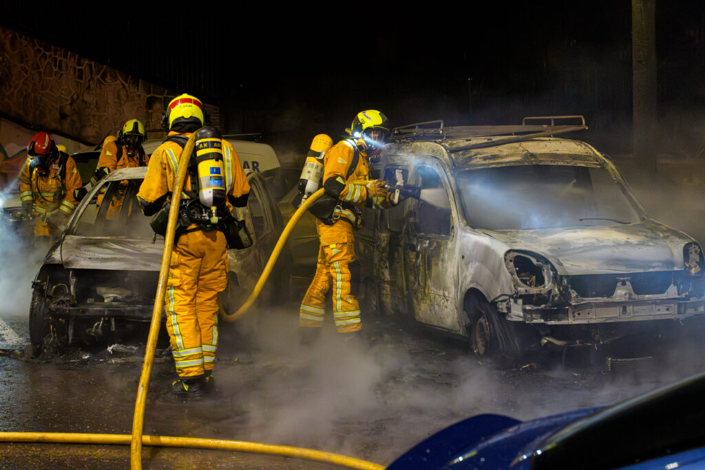 Arden cinco vehículos aparcados frente a las Paúlas