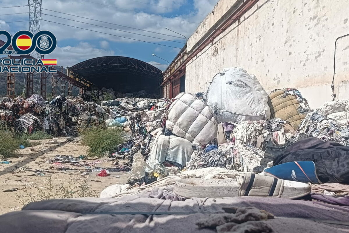 Detingut a Alcoi per estafar amb abocaments il·legals de roba usada en naus industrials