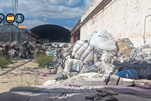 Detenido en Alcoy por estafar con vertidos ilegales de ropa usada en naves industriales