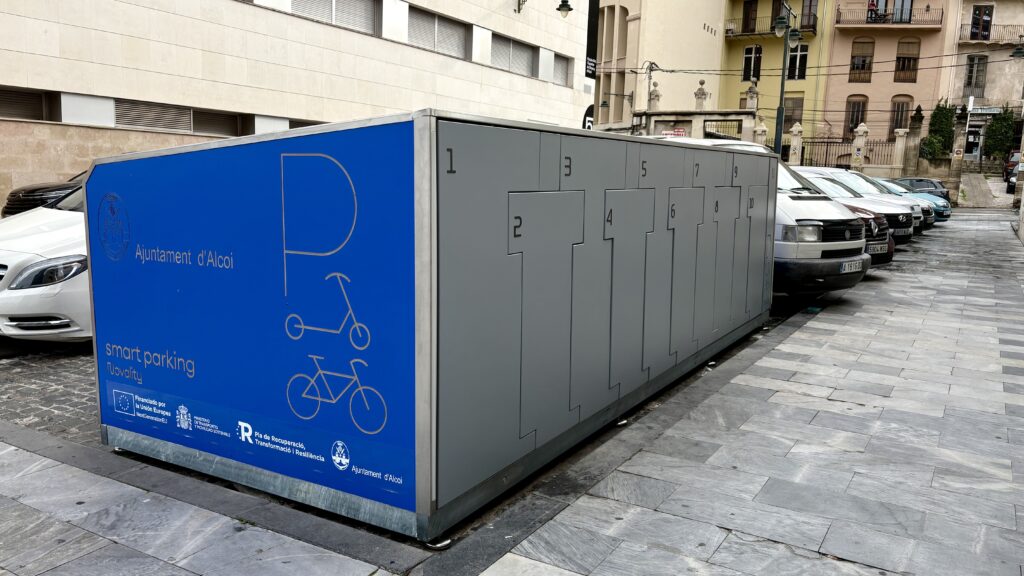 Alcoi instal·la huit mòduls d’aparcament segur per a bicicletes i patinets elèctrics
