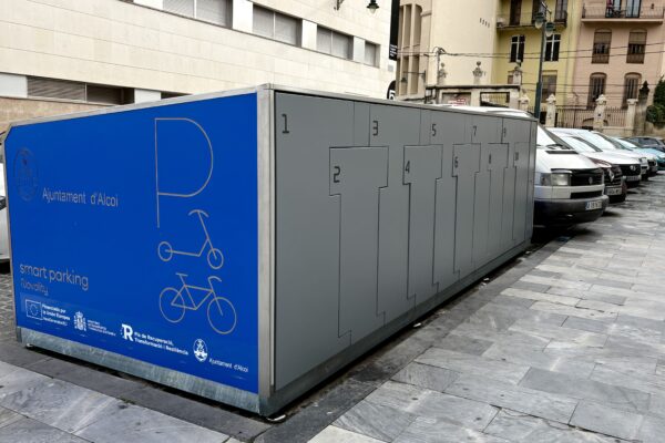 Alcoi instal·la huit mòduls d’aparcament segur per a bicicletes i patinets elèctrics