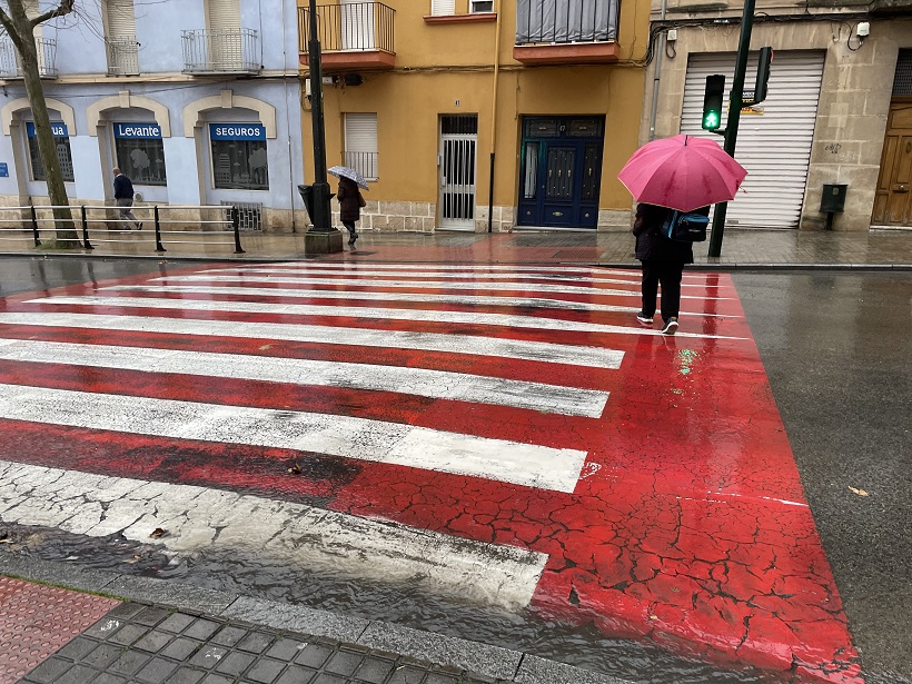 Cierran parques y suspenden mercadillos debido a la alerta naranja por viento