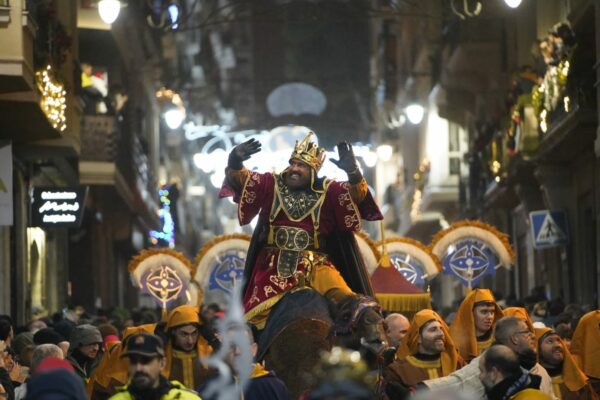 Una Cavalcada sota un fred històric i pluja que no ha pogut amb la màgia