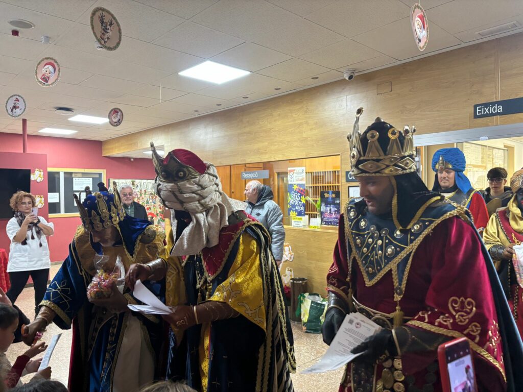 Ses Majestats porten la il·lusió a les residències i a l’Hospital en un matí de Reis assolellat