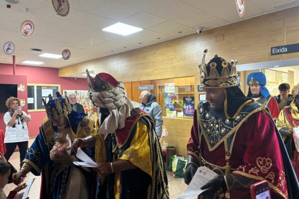 Ses Majestats porten la il·lusió a les residències i a l’Hospital en un matí de Reis assolellat