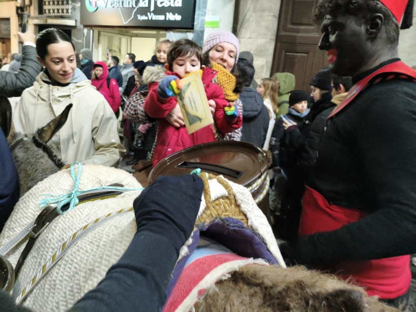 La ilusión vence a la lluvia para llenar los buzones de deseos