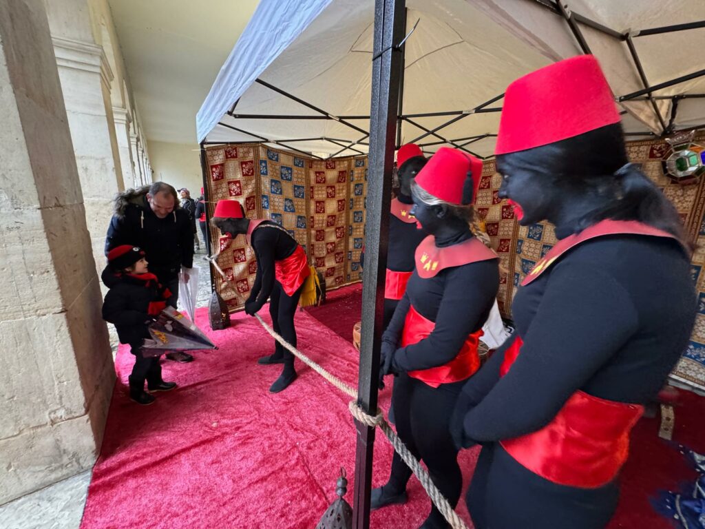 Una delegació del Campament Reial s’instal·la a la Plaça de Dins després de la cancel·lació del Preventori pel mal temps