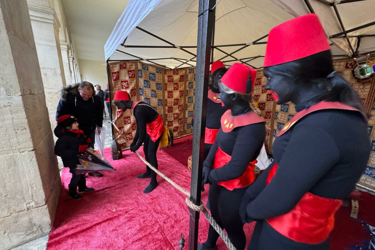 Una delegación del Campamento Real se instala en la Plaça de Dins tras la cancelación del Preventorio por el mal tiempo