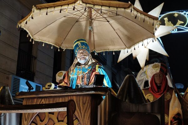 La il·lusió venç a la pluja per a omplir les bústies de desitjos