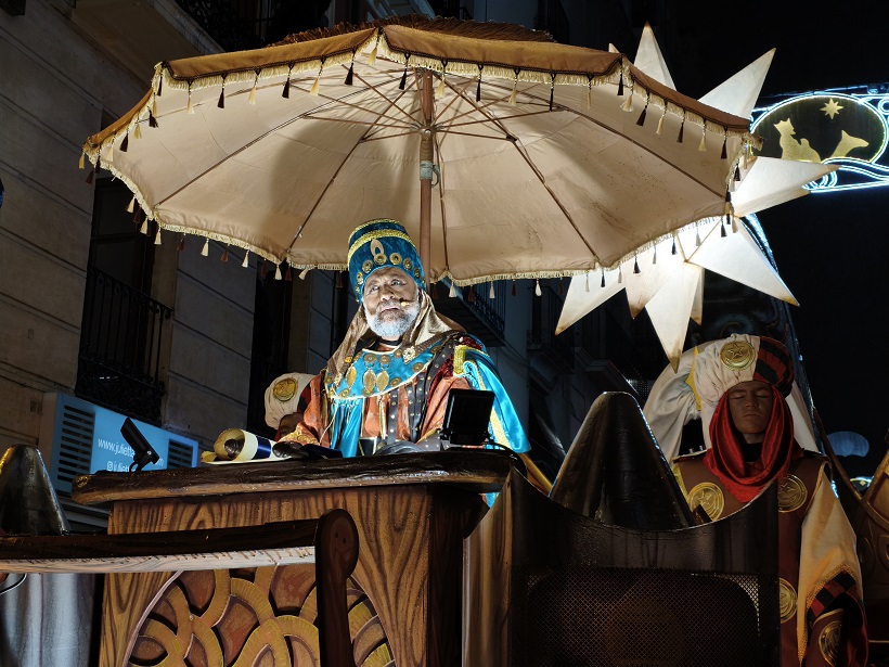 La ilusión vence a la lluvia para llenar los buzones de deseos