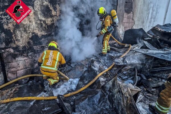 Els bombers treballen en l'extinció d'un incendi en una nau industrial d'Ibi